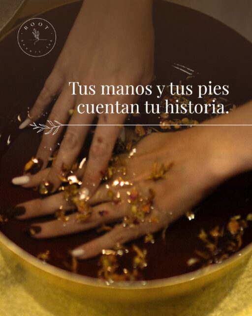Tus manos y tus pies cuentan tu historia 🌿

Nos acompañan cada día.

Trabajan, sostienen, crean, caminan y nos llevan a todos lados. Sin embargo, muchas veces
son la parte de nuestro cuerpo a la que menos atención prestamos.

En Root Beauty Lab entendemos que cuidar las manos y los pies va mucho más allá de la
estética. Es dedicarte un momento para parar, aliviar tensiones y cuidar de ti con tratamientos
diseñados para tu bienestar 🧘🏻

Porque unas manos cuidadas hablan de mimo 🤝🏻

Y unos pies cuidados son la base de tu descanso 👣

⭐ Manicura Clásica, Manicura Urbana, Pedicura Sport y tratamientos pensados para que el
cuidado forme parte de tu rutina.

🍃 Regálate un momento para ti. Reserva tu cita y descubre la experiencia Root Beauty Lab.

Te esperamos en:

📍C/ Alemania 78, Las Palmas de Gran Canaria

📞608 900 350 • Lun-Vie 11:00-19:00

🗓Reserva en el enlace de la bio

#SoyRoot #MetodoRoot #BellezaConRaíz